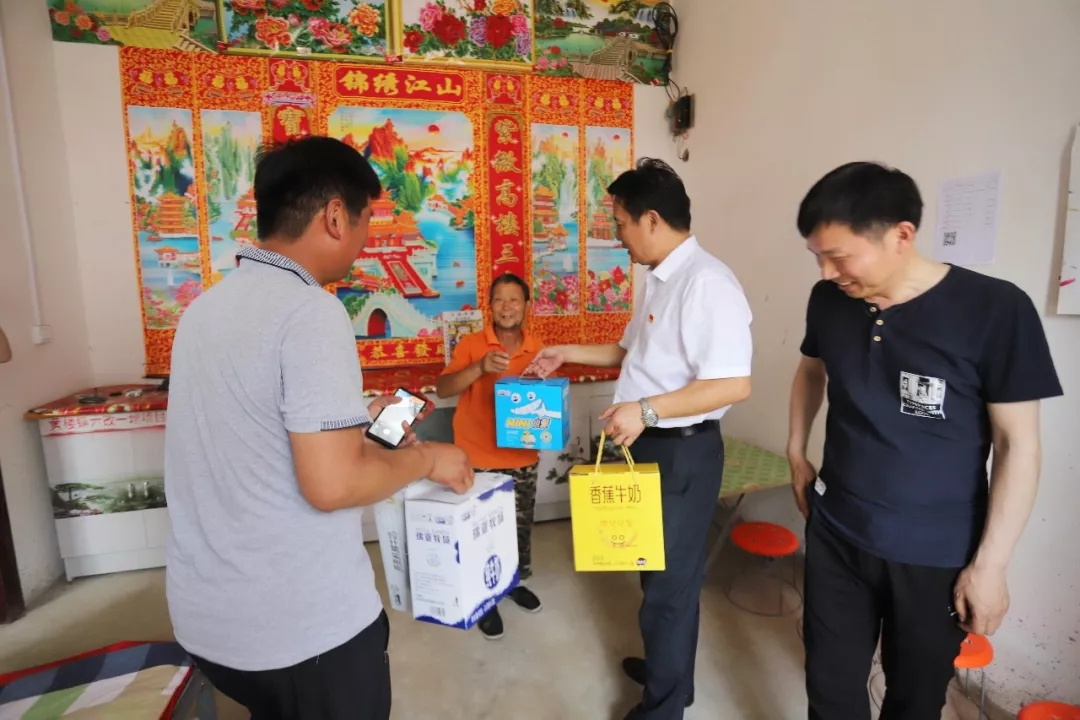 千亿平台（中国）乳业集团走访慰问贫困户 结对帮扶暖人心