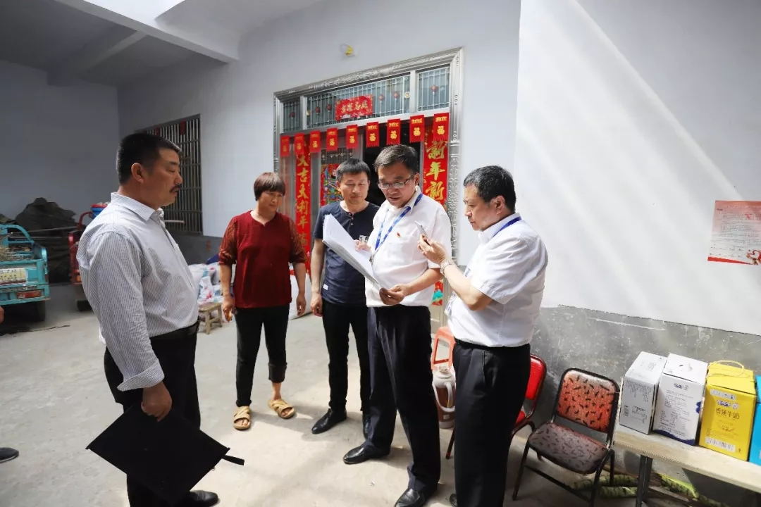 千亿平台（中国）乳业集团走访慰问贫困户 结对帮扶暖人心