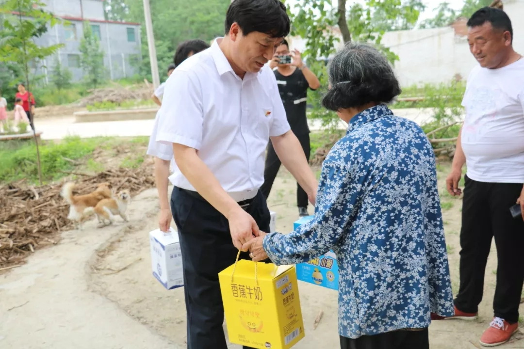 千亿平台（中国）乳业集团走访慰问贫困户 结对帮扶暖人心