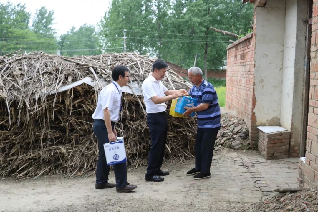 千亿平台（中国）乳业集团走访慰问贫困户 结对帮扶暖人心
