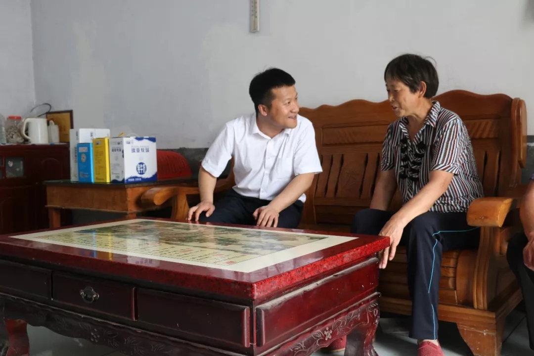 千亿平台（中国）乳业集团走访慰问贫困户 结对帮扶暖人心